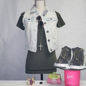 Wallflower Women's Distressed Light-wash Denim Sleeveless Vest Jean Jacket Sz. M